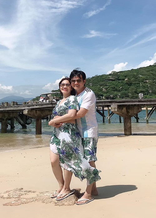 Cao Minh Đạt chia sẻ, sáng nào đi làm, anh cũng hôn vợ. Khi Thanh Trúc thích đi biển chơi, Cao Minh Đạt luôn cố gắng thu xếp công việc để đưa vợ đi.