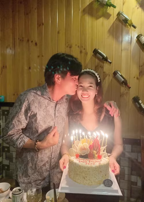 2-3 năm qua, Cao Minh Đạt hỗ trợ vợ kinh doanh. Ngoài xuất hiện trong livestream bán hàng, nam diễn viên không ngại soạn hàng, làm shipper.