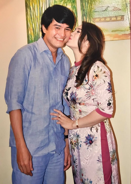 Cao Minh Đạt cười tít mắt khi được bà xã hôn má.