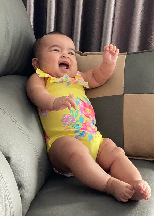 Bé Moon có vẻ ngoài bụ bẫm với chân tay tròn lẳn, đôi má phúng phính.