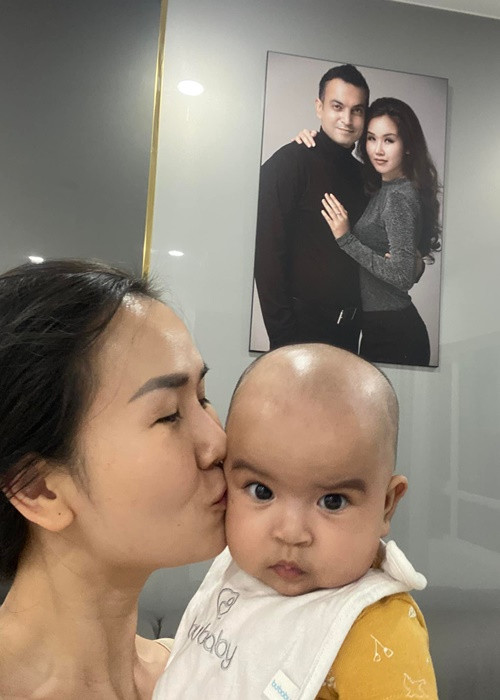 Võ Hạ Trâm không giấu mặt con như nhiều sao Việt mà thoải mái đăng tải hình ảnh con gái cưng.