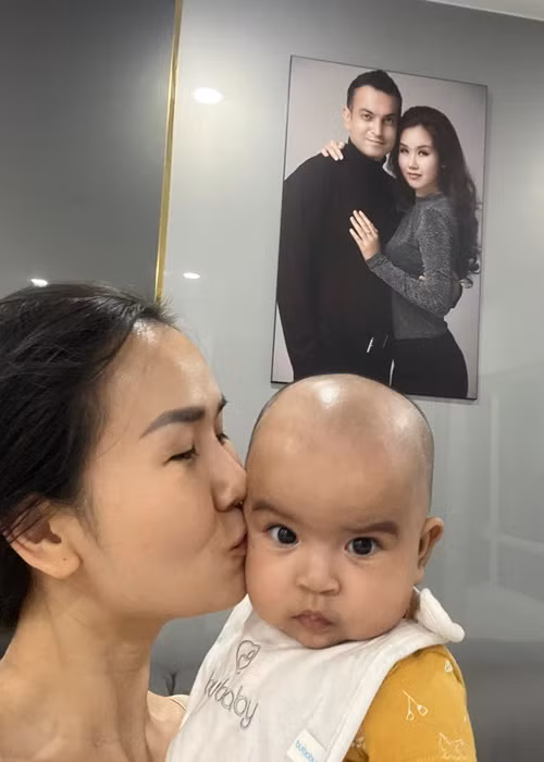 Võ Hạ Trâm không giấu mặt con như nhiều sao Việt mà thoải mái đăng tải hình ảnh con gái cưng.