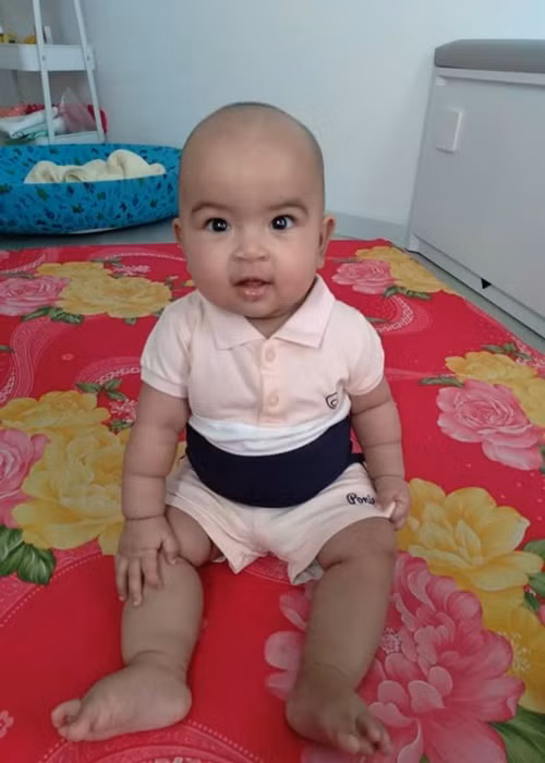 Con gái Võ Hạ Trâm có vẻ mặt khi quạu quọ, lúc tươi cười hết cỡ.