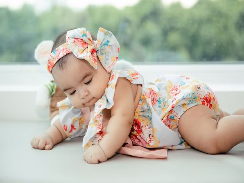 Những khoảnh khắc cưng xỉu của bé Moon được vợ chồng Võ Hạ Trâm ghi lại.