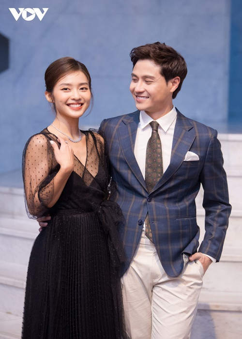 Cặp đôi diễn viên phim "11 tháng 5 ngày" dính như sam tại sự kiện. Ảnh: VOV