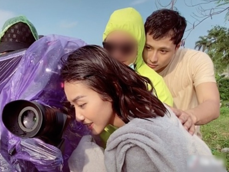 Trên phim trường, Thanh Sơn và Khả Ngân dành cho nhau những cử chỉ tình cảm. Ảnh: VTV