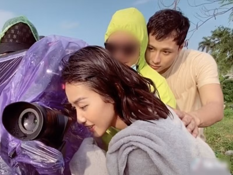 Trên phim trường, Thanh Sơn và Khả Ngân dành cho nhau những cử chỉ tình cảm. Ảnh: VTV