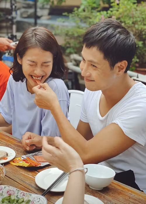 Sự tương tác ngọt ngào trên phim ảnh lẫn ngoài đời của Thanh Sơn và Khả Ngân khiến fan nhiệt tình "đẩy thuyền". Ảnh: FBNV