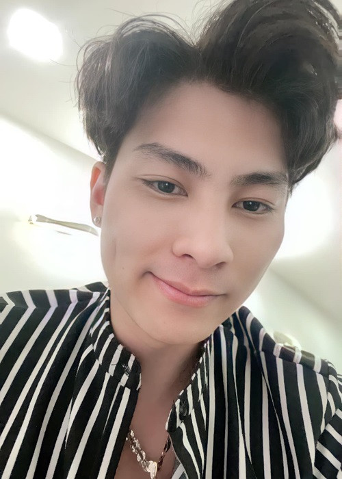 Phi Hùng cho hay: "Bi đang tuổi bướng bỉnh, không nghe lời ba mẹ nên bé qua ở với tôi để tôi rèn con vào nề nếp, khi nào ngoan thì lại về với mẹ".