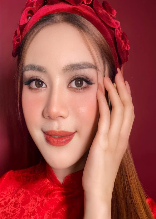 Mới đây, cô viết: "Hãy chọn cho mình một hạnh phúc thật sự và ai mới là người quan trọng nhất của mình trong cuộc sống này. Đừng vì sở thích gì đó đánh mất đi thì sau này bạn sẽ là người hối tiếc. Chỉ có tình yêu thật sự mới là mãi mãi".