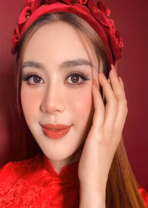 Mới đây, cô viết: "Hãy chọn cho mình một hạnh phúc thật sự và ai mới là người quan trọng nhất của mình trong cuộc sống này. Đừng vì sở thích gì đó đánh mất đi thì sau này bạn sẽ là người hối tiếc. Chỉ có tình yêu thật sự mới là mãi mãi".