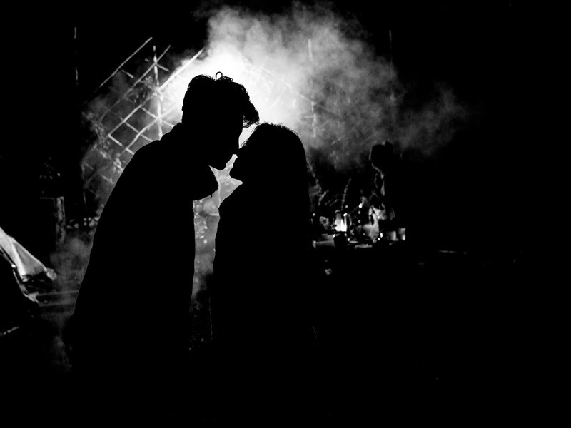 Phi Hùng phủ nhận có tình mới. Anh giải thích, loạt ảnh tình tứ bên một cô gái lạ chỉ là dự án hợp tác với người mẫu trẻ tên Trần Yến.