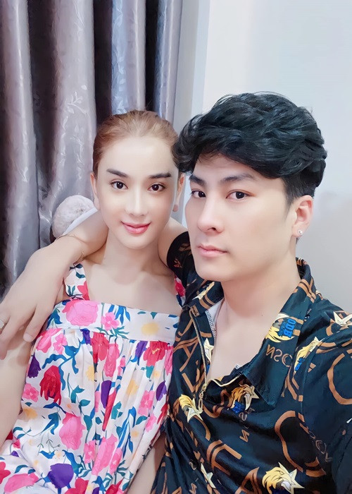 Phi Hùng tuyên bố chia tay Lâm Khánh Chi cách đây không lâu. Cả hai không chia sẻ lý do hôn nhân tan vỡ. Mới đây, chia sẻ với Ngôi sao, Phi Hùng cho biết, anh và vợ cũ xem nhau như bạn bè tri kỷ.