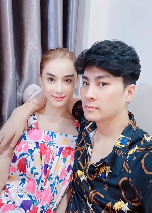 Phi Hùng tuyên bố chia tay Lâm Khánh Chi cách đây không lâu. Cả hai không chia sẻ lý do hôn nhân tan vỡ. Mới đây, chia sẻ với Ngôi sao, Phi Hùng cho biết, anh và vợ cũ xem nhau như bạn bè tri kỷ.