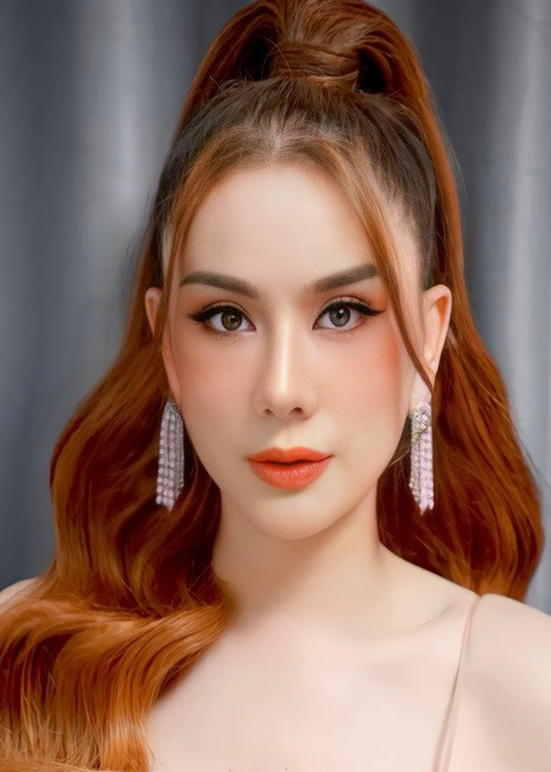 Sau khi ly hôn, nữ ca sĩ chuyển giới thường xuyên chia sẻ quan điểm về phụ nữ, hôn nhân gia đình.