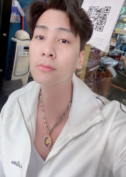 Sau khi chia tay Lâm Khánh Chi, Phi Hùng kinh doanh riêng, không còn làm chung với nữ ca sĩ chuyển giới.