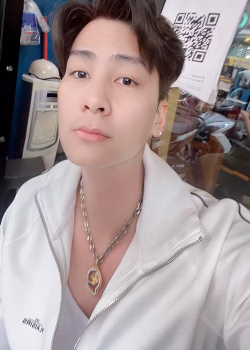 Sau khi chia tay Lâm Khánh Chi, Phi Hùng kinh doanh riêng, không còn làm chung với nữ ca sĩ chuyển giới.