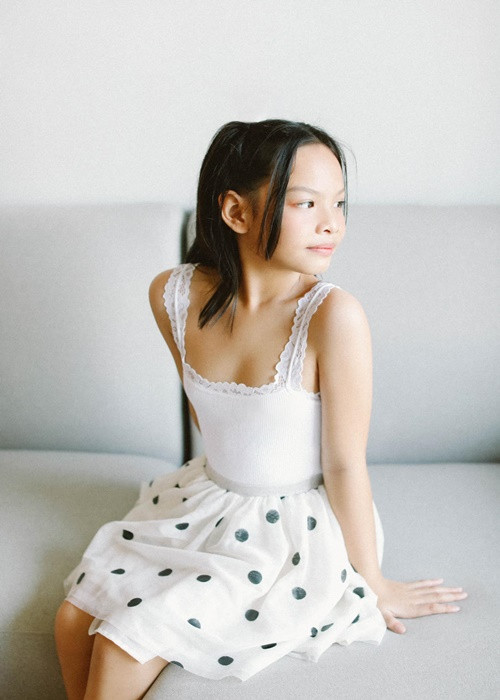 Càng lớn, Tuệ Lâm càng xinh. Nhiều người nhận xét, cô nhóc thừa hưởng những nét đẹp của cả bố lẫn mẹ.