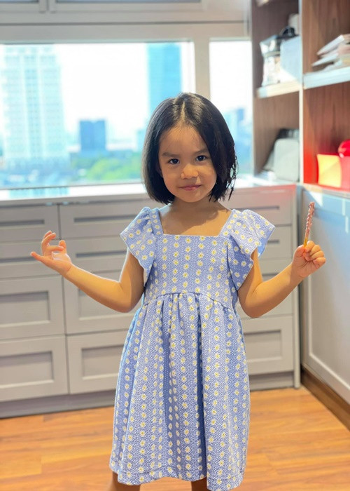 Bé Tuệ An diện váy xinh như công chúa.