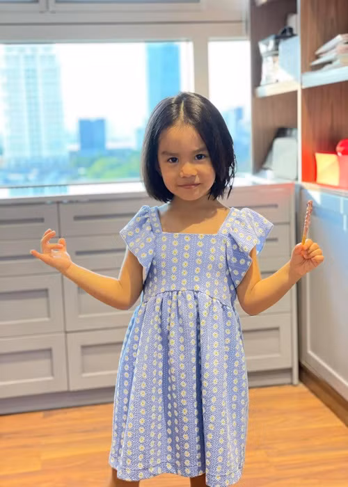 Bé Tuệ An diện váy xinh như công chúa.