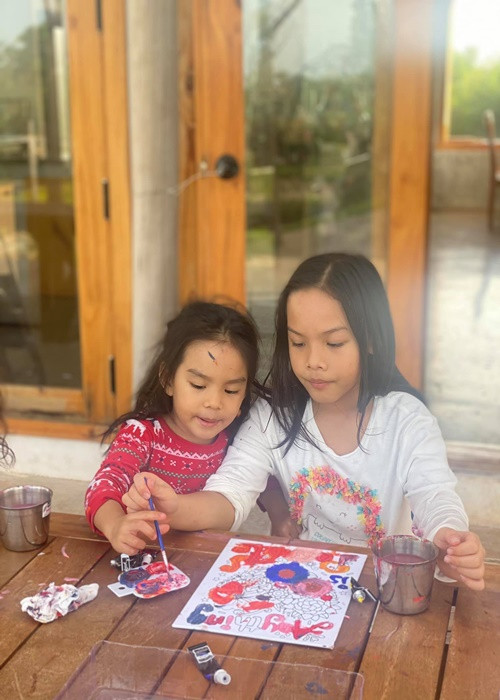 Hai con gái của Phạm Quỳnh Anh cùng học vẽ.
