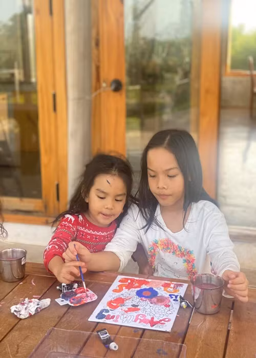 Hai con gái của Phạm Quỳnh Anh cùng học vẽ.