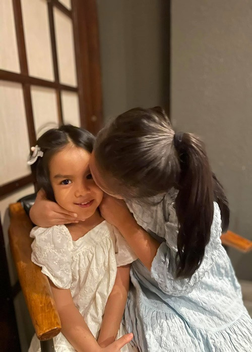 Bé Tuệ Lâm ra dáng là chị. Cô nhóc luôn yêu thương bé Tuệ An.