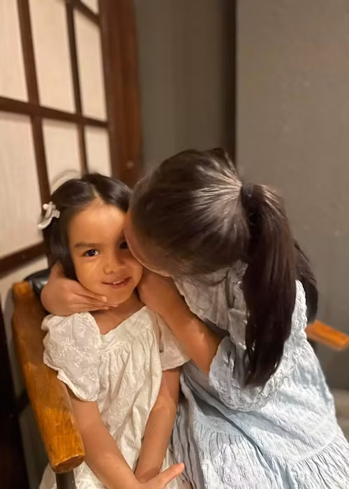 Bé Tuệ Lâm ra dáng là chị. Cô nhóc luôn yêu thương bé Tuệ An.