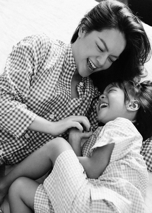 Trả lời một người bạn, nữ ca sĩ cho biết thêm: "Không phải em kén chọn, nhưng đây là yếu tố đầu tiên đấy bác ạ. Đọc báo mỗi ngày mà đau lòng nhiều lắm luôn bác ơi".