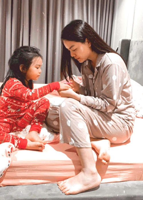 Nữ ca sĩ dành nhiều thời gian chăm sóc hai con nhỏ.