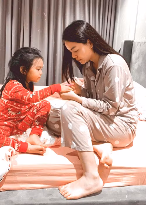 Nữ ca sĩ dành nhiều thời gian chăm sóc hai con nhỏ.