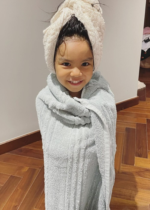 Con gái thứ hai của Phạm Quỳnh Anh chiếm được thiện cảm của người hâm mộ nữ ca sĩ bởi sự hồn nhiên.