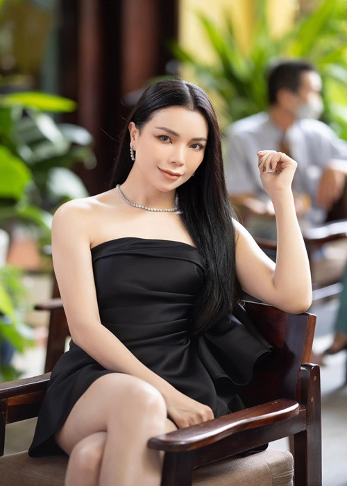 Giữa ồn ào với Oanh Yến, Trà Ngọc Hằng chia sẻ trên Công lý và xã hội, cô nhận nhiều tin nhắn thông báo có người tố mình nhưng cô phải giải quyết công việc cấp thiết trước rồi mới phản hồi cho mọi người được. Theo nữ người mẫu, cô cảm thấy câu chuyện của Oanh Yến khá hài hước và cũng không muốn phân bua gì. Ảnh: FB Trà Ngọc Hằng