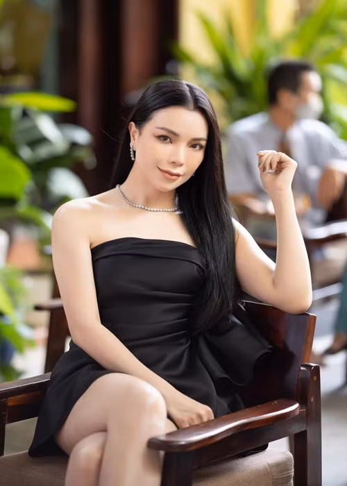 Giữa ồn ào với Oanh Yến, Trà Ngọc Hằng chia sẻ trên Công lý và xã hội, cô nhận nhiều tin nhắn thông báo có người tố mình nhưng cô phải giải quyết công việc cấp thiết trước rồi mới phản hồi cho mọi người được. Theo nữ người mẫu, cô cảm thấy câu chuyện của Oanh Yến khá hài hước và cũng không muốn phân bua gì. Ảnh: FB Trà Ngọc Hằng