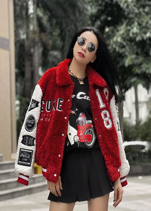 Trà Ngọc Hằng bức xúc vì bị các đồng nghiệp, người cũng từng là kẻ thứ 3 chỉ trích. “Tôi không thể hiểu sao bản thân họ cũng là người thứ ba, nhưng lại không hề cảm thông cho lời nói của tôi, mà lại lợi dụng sơ hở để miệt thị tôi như vậy”, Trà Ngọc Hằng nói. Ảnh: FB Trà Ngọc Hằng