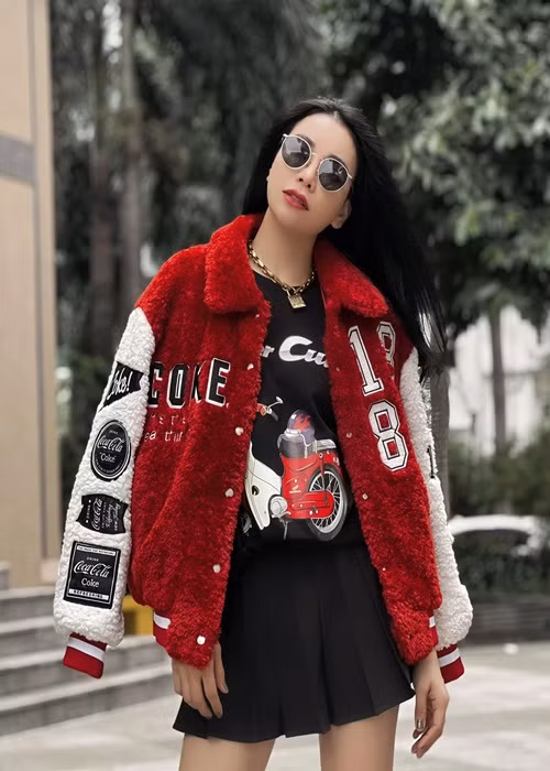 Trà Ngọc Hằng bức xúc vì bị các đồng nghiệp, người cũng từng là kẻ thứ 3 chỉ trích. “Tôi không thể hiểu sao bản thân họ cũng là người thứ ba, nhưng lại không hề cảm thông cho lời nói của tôi, mà lại lợi dụng sơ hở để miệt thị tôi như vậy”, Trà Ngọc Hằng nói. Ảnh: FB Trà Ngọc Hằng