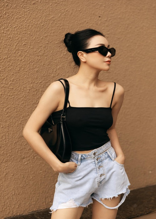 Nhanh chóng, phát ngôn của Trà Ngọc Hằng gây tranh cãi. Nhiều người cho rằng người thứ ba chen chân vào hạnh phúc của người khác thì không có lý lẽ nào biện minh. Ngoài cư dân mạng, Trà Ngọc Hằng còn bị một số đồng nghiệp “ném đá”. Ảnh: FB Trà Ngọc Hằng