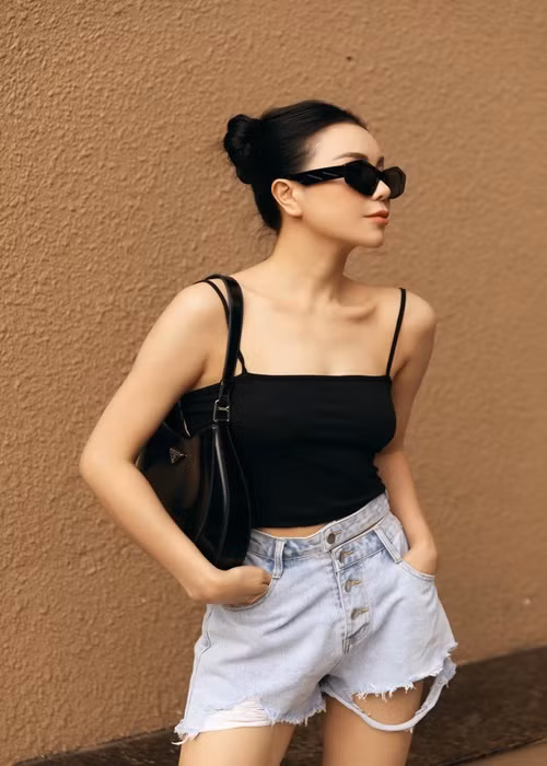 Nhanh chóng, phát ngôn của Trà Ngọc Hằng gây tranh cãi. Nhiều người cho rằng người thứ ba chen chân vào hạnh phúc của người khác thì không có lý lẽ nào biện minh. Ngoài cư dân mạng, Trà Ngọc Hằng còn bị một số đồng nghiệp “ném đá”. Ảnh: FB Trà Ngọc Hằng