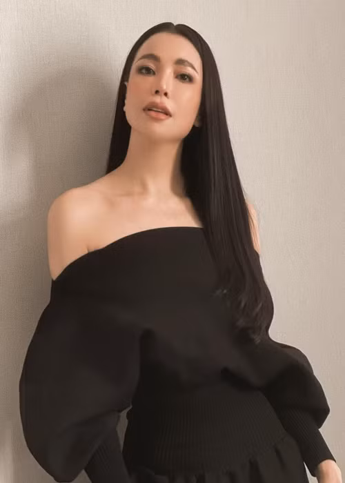 Cô nhấn mạnh: “Nếu là người thích phát ngôn sốc để lấy tiếng, để tên tuổi mình được nhắc đến thì tôi đã không xóa ngay dòng trạng thái đó sau vài tiếng. Cũng cần nói thêm rằng, tôi không phải kiểu người không có lập trường, thấy người ta phản ứng thì mình phải chiều theo ý họ. Trước giờ tôi thích gì thì làm đó, sống thật với bản thân, không việc gì phải vì lấy lòng người khác mà lung lay quan điểm, sống khác chính mình”. Ảnh: FB Trà Ngọc Hằng