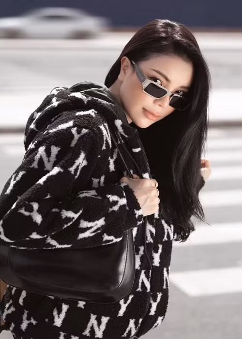 Năm 2017, Trà Ngọc Hằng bày tỏ quan điểm về người thứ 3. Cô cho rằng: "Không ai muốn trở thành một kẻ thứ ba trong tình yêu. Vì vậy đừng bao giờ oán trách hay lên án họ. Người thứ 3 có lý lẽ riêng và luôn là người chịu thiệt thòi nhiều hơn. Họ chỉ đến sau chứ không sai". Ảnh: FB Trà Ngọc Hằng