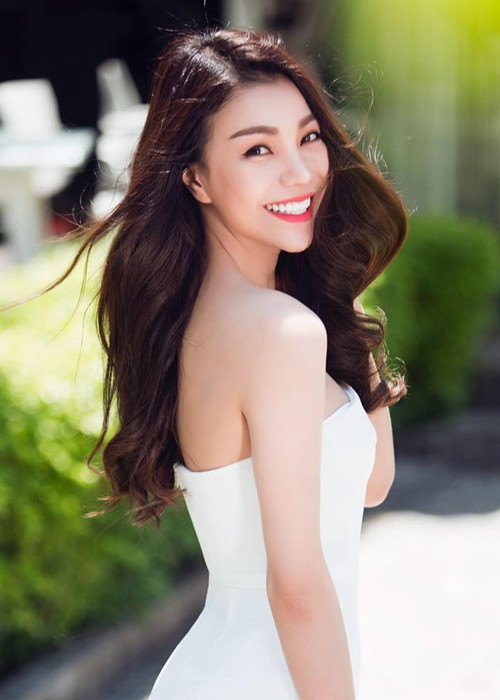 Trước phát ngôn của Trà Ngọc Hằng, Elly Trần cho rằng cô bạn thân "cố tình dựa hơi để nổi tiếng". Về phần mình, Trà Ngọc Hằng bức xúc vì lên tiếng bênh bạn thân lại bị gắn mác “người đẹp dòm ngực”. Năm 2016, sau 5 năm vướng ồn ào, Elly Trần và Trà Ngọc Hằng mới vui vẻ hội ngộ. Ảnh: FB Trà Ngọc Hằng