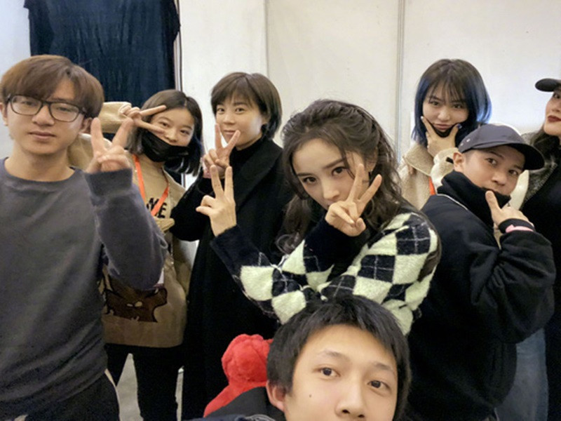 Ngôi sao Hoa ngữ Dương Mịch gửi lời chúc mừng năm mới và mong mọi người sẽ tìm thấy hạnh phúc cho riêng mình khi bước sang năm 2022.