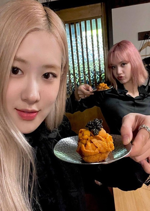 2 thành viên nhóm nhạc Black Pink - Rose và Lisa vui vẻ ăn tối trong ngày cuối năm. Cả hai sẽ bước sang tuổi 25 vào năm 2022.