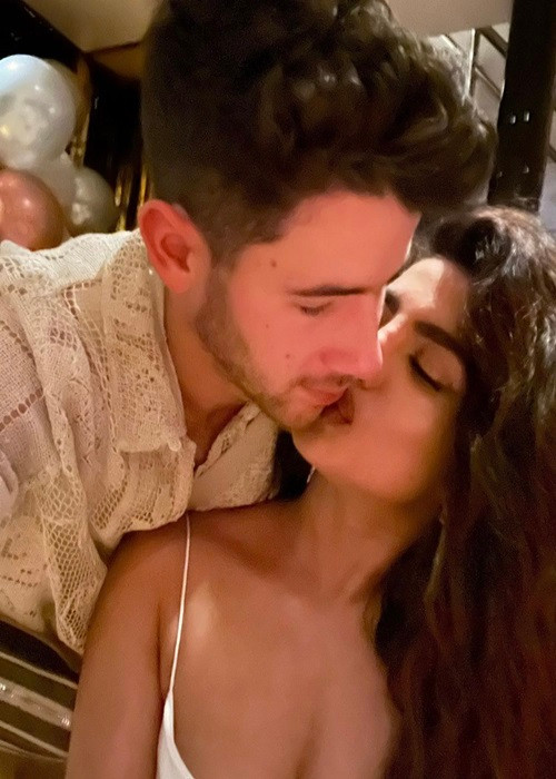 Vợ chồng Nick Jonas - Priyanka Chopra cũng trao nhau nụ hôn ngọt ngào vào ngày đầu năm 2022.