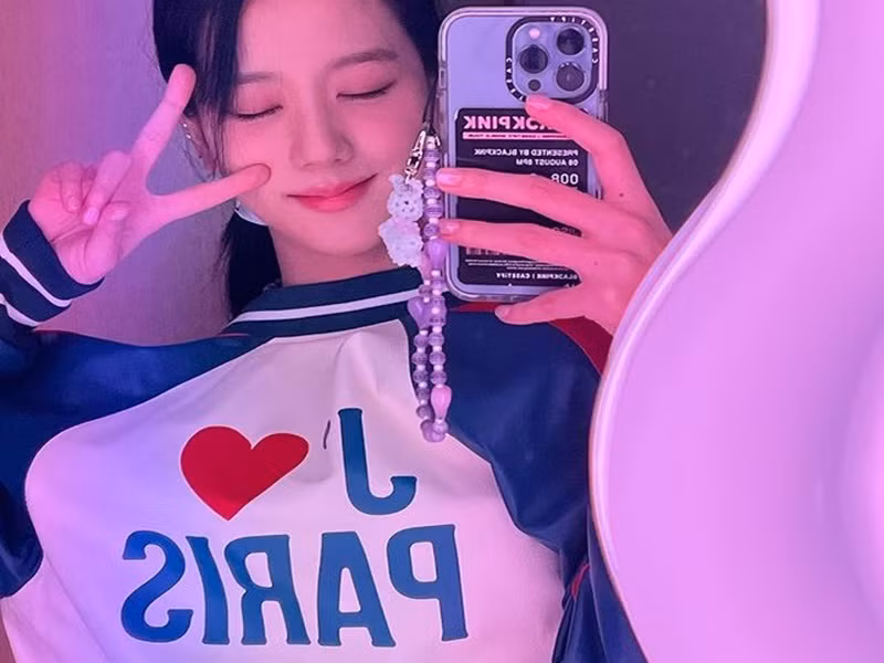 Jisoo của nhóm Black Pink khoe nhận được quà từ một thương hiệu trước thềm năm mới.