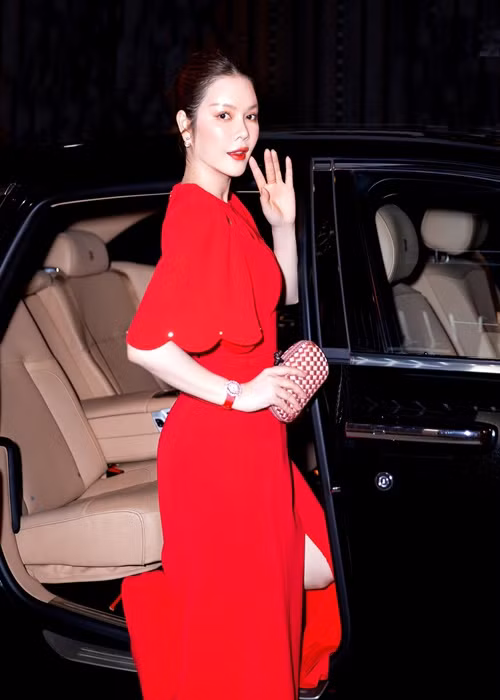 Không chỉ Thúy Nga gặp tai nạn xe hơi, Lý Nhã Kỳ cũng rơi vào trường hợp tương tự.