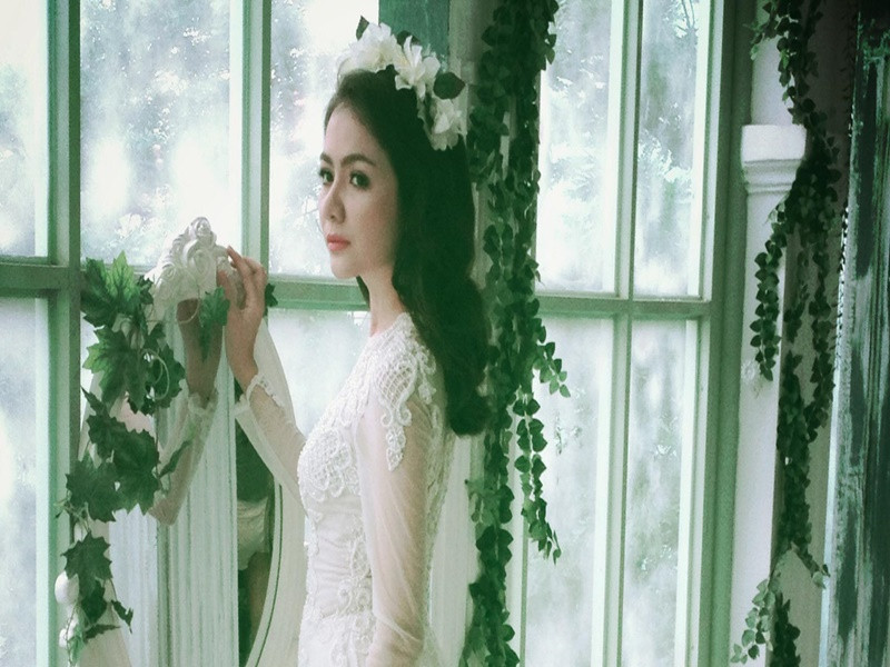 Diễn viên Ái Châu cũng từng gặp tai nạn xe hơi. Cách đây ít năm, khi đang cầm lái, chiếc xe của cô nổ lốp, lao vào cột điện gần đó, đầu của Ái Châu va đập mạnh vào vô lăng khiến cô bất tỉnh.