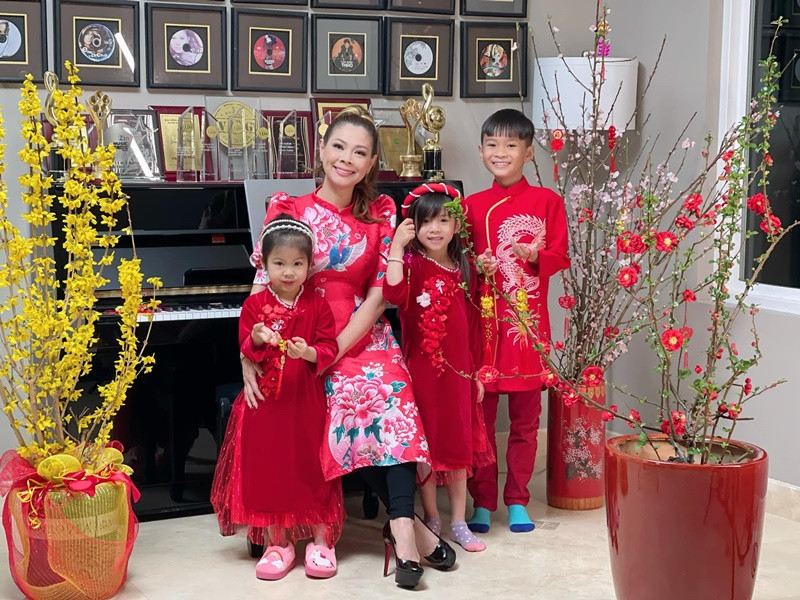 Nữ ca sĩ diện áo dài chụp ảnh cùng các con.