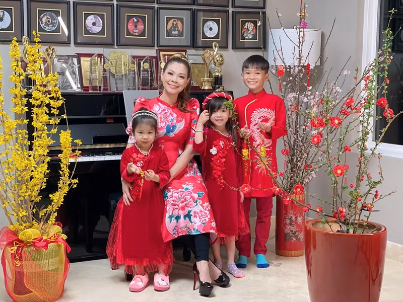 Nữ ca sĩ diện áo dài chụp ảnh cùng các con.