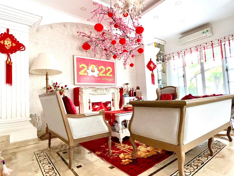 Bà xã của Minh Khang cặm cụi trang trí từ ngoài sân vào đến trong nhà.